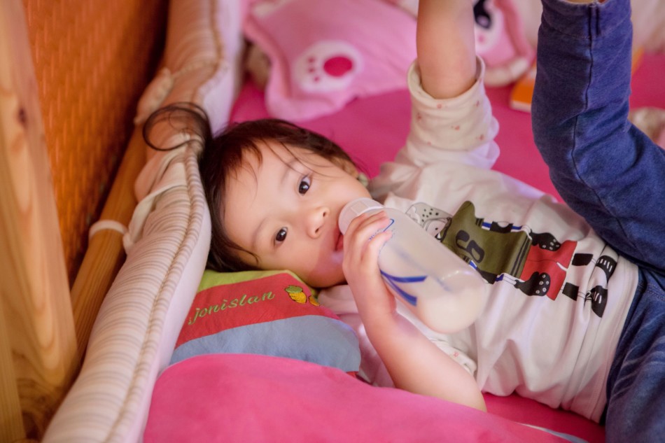 组图:甜馨花式喝奶十连拍曝光 调皮捣蛋萌萌哒_高清图集_新浪网