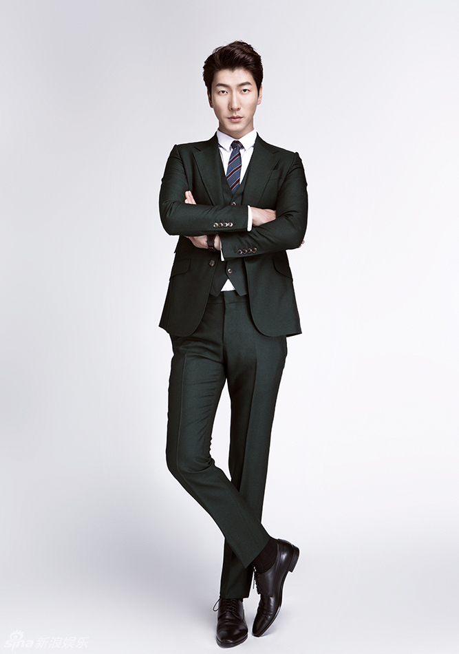 组图:张亮最新写真变身霸道总裁 冷酷帅气有型