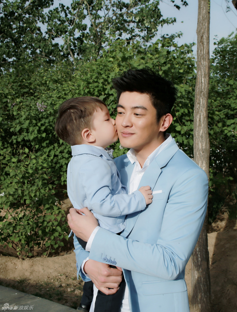 新浪娱乐讯 近日,暖爸杜江和嗯哼大王现身游乐场,帅气浅蓝小西服父子