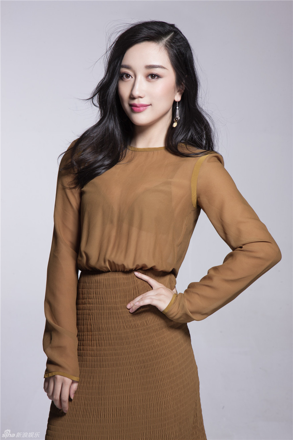 组图:章婷婷灵动写真 秀发撩人演绎初夏风情_高清图集_新浪网