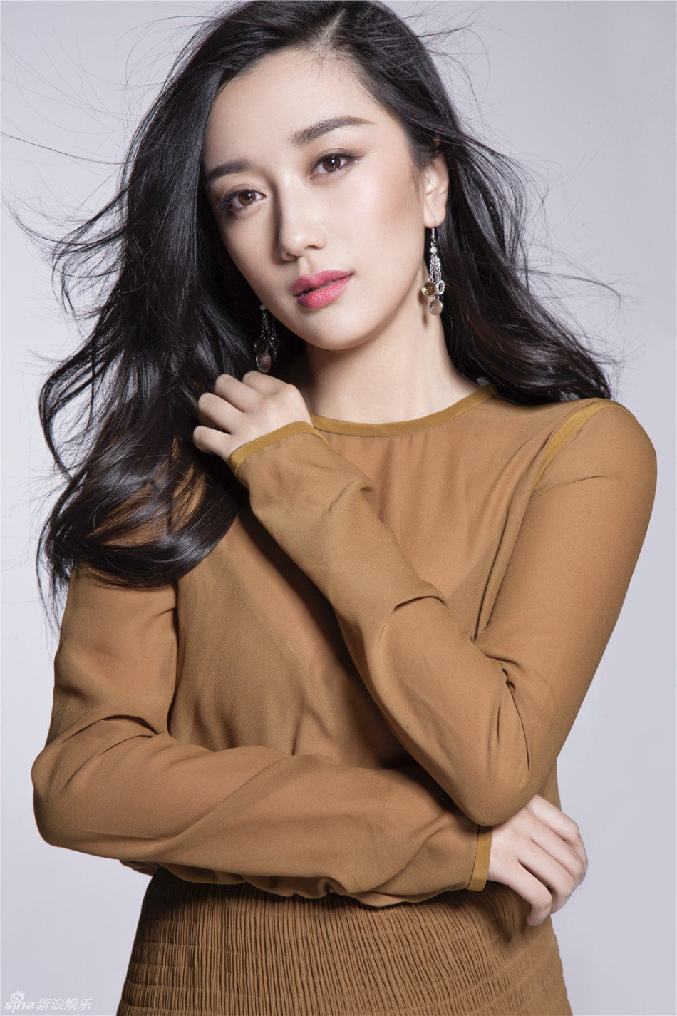 新浪娱乐讯 演员章婷婷日前一组初夏大片曝光,一袭金铜色的长裙勾勒出