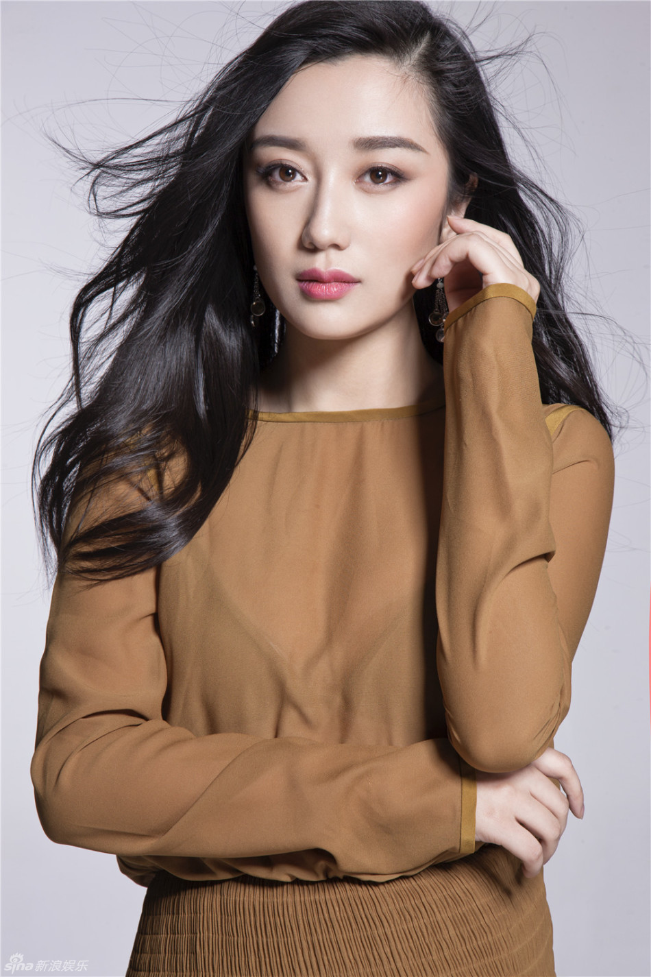 新浪娱乐讯 演员章婷婷日前一组初夏大片曝光,一袭金铜色的长裙勾勒出