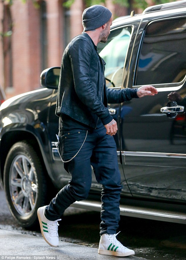 小贝t恤仔裤机场型男范 落寞出街无人陪