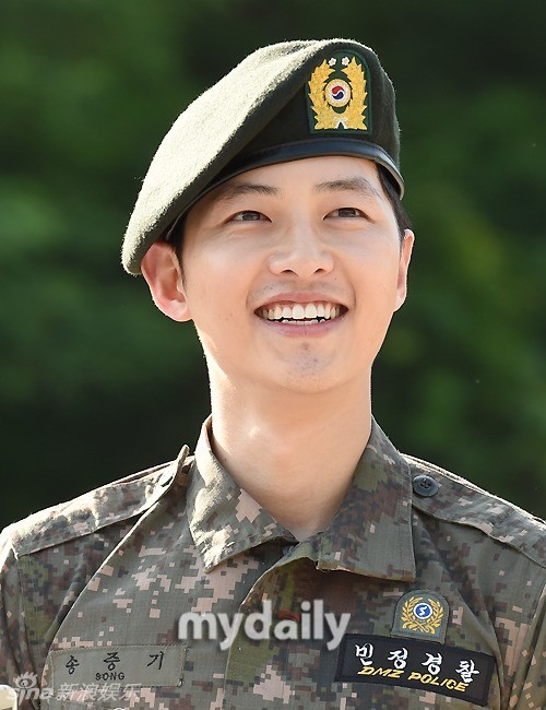 组图:韩国男星宋仲基退伍 军装笔挺英姿飒爽_高清图集_新浪网