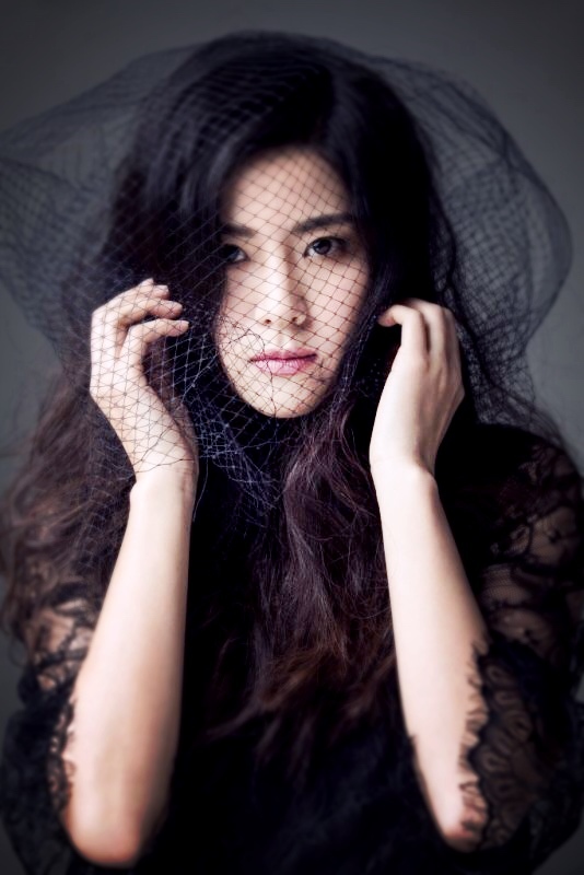 新浪娱乐讯 魏佳庆最新写真曝光,此组写真以黑白为主基调,魏佳庆随性