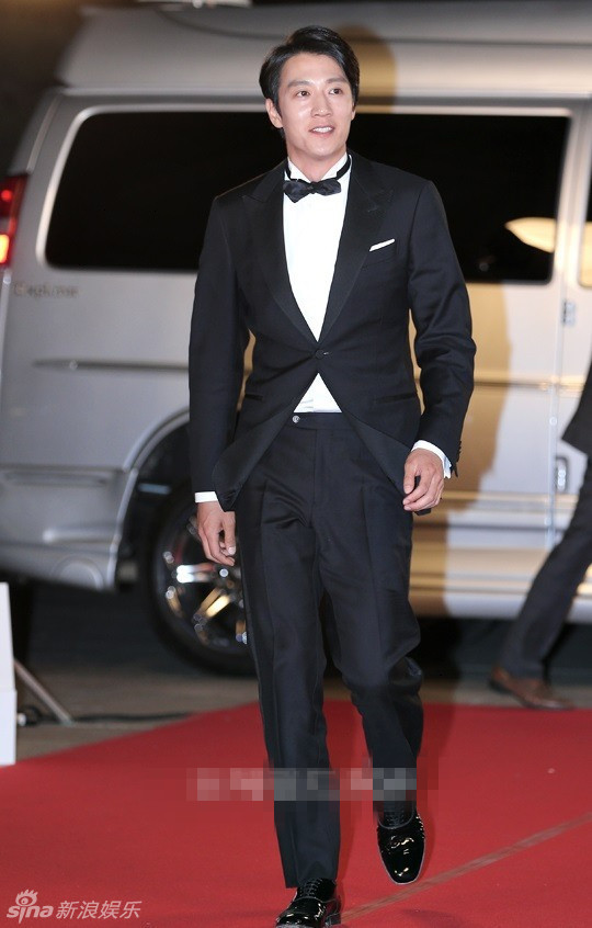 金来沅帅气亮相 笑容灿烂好温暖