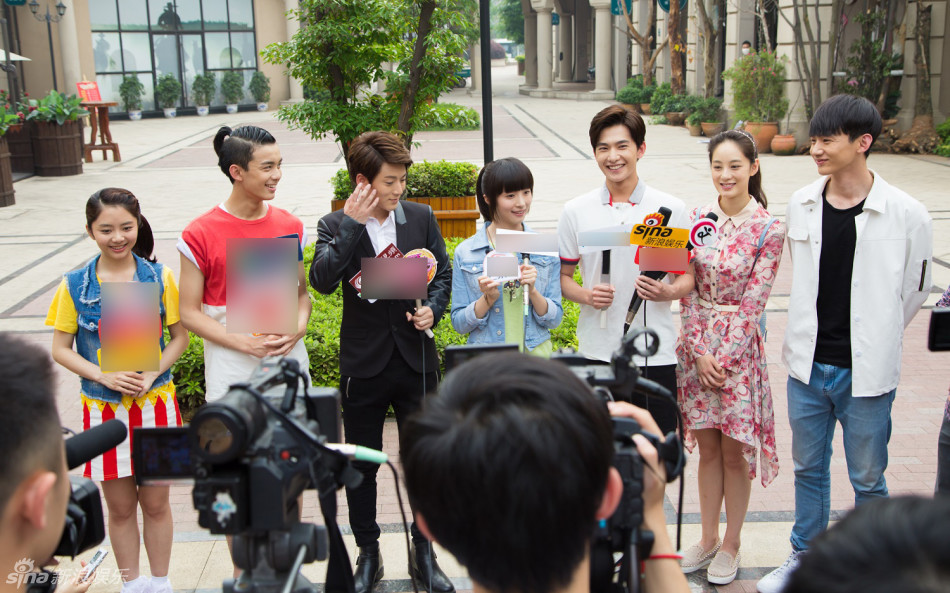 组图:《旋风少女》杨洋领衔庆功胡冰卿甜笑_高清图集_新浪网