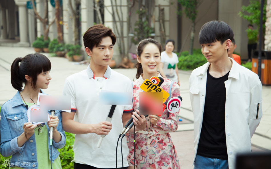 组图:《旋风少女》杨洋领衔庆功胡冰卿甜笑_高清图集_新浪网