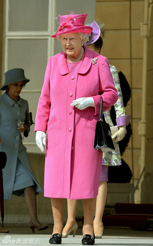 英国女王粉衣亮相萌萌哒_高清图集_新浪网