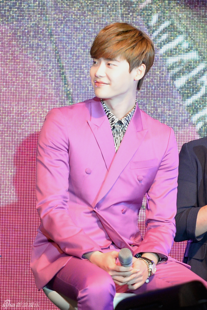 组图:李钟硕粉装显嫩 答谢粉丝分享拍摄回忆