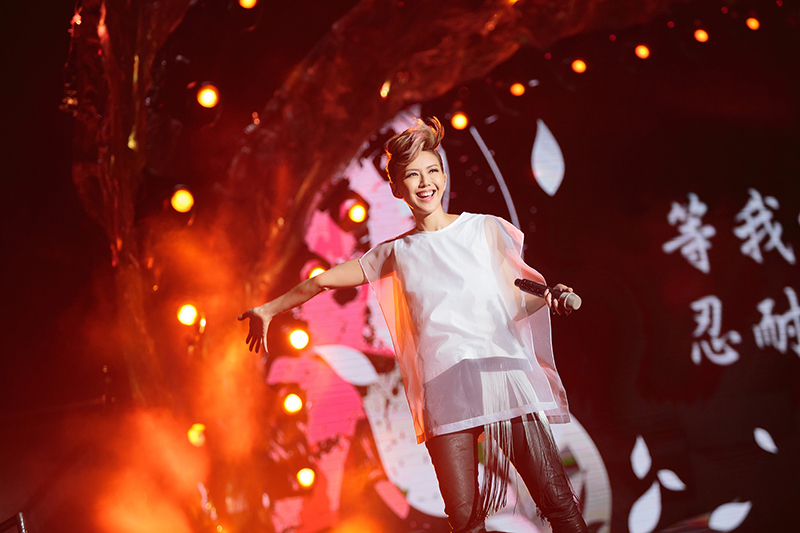 组图:孙燕姿巡演雨中开唱 百变造型重温金曲_高清图集_新浪网