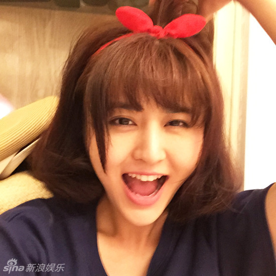 组图:甘露六一晒照 穆老师"萌兔"显童真