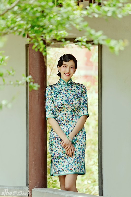 组图:美女主播田甜旗袍大片 锦绣加身别具风韵_高清图集_新浪网