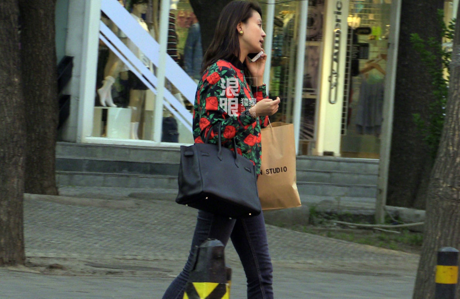 组图:刘芳菲街头演绎时尚 电话不停豪车接驾
