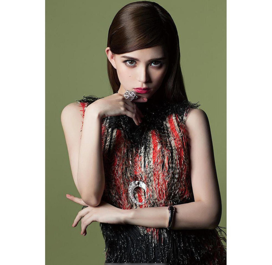 昆凌浓妆登封面不见孕肚