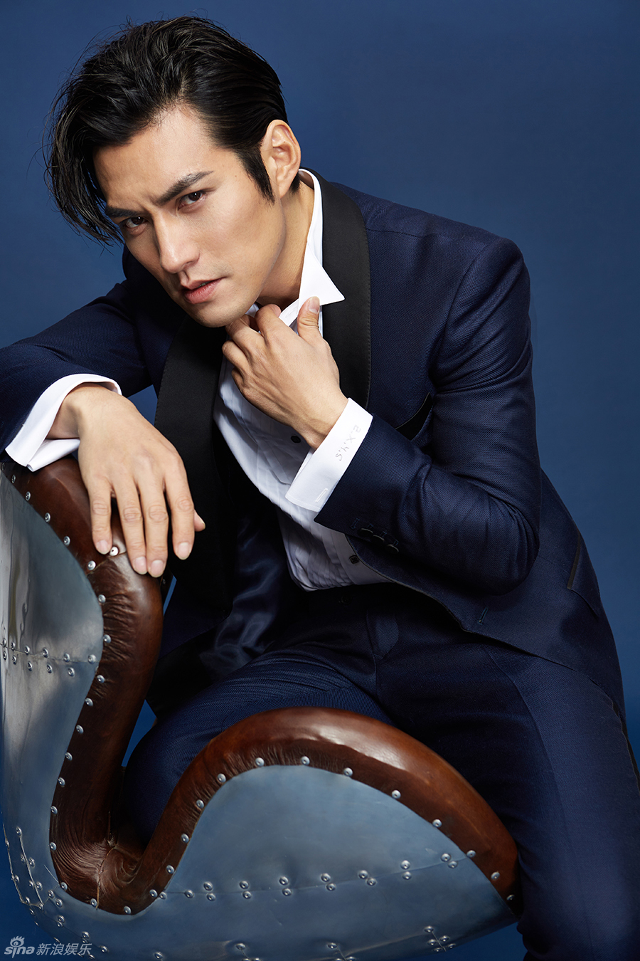 新浪娱乐讯 近日,严屹宽新曝光一组全新写真大片,帅气西装造型出镜的
