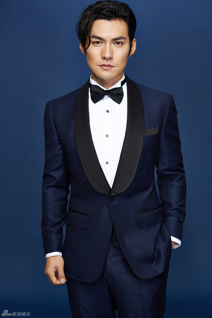 新浪娱乐讯 近日,严屹宽新曝光一组全新写真大片,帅气西装造型出镜的