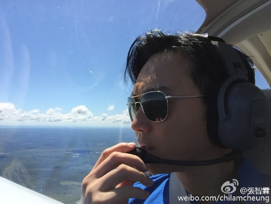 张智霖晒自拍