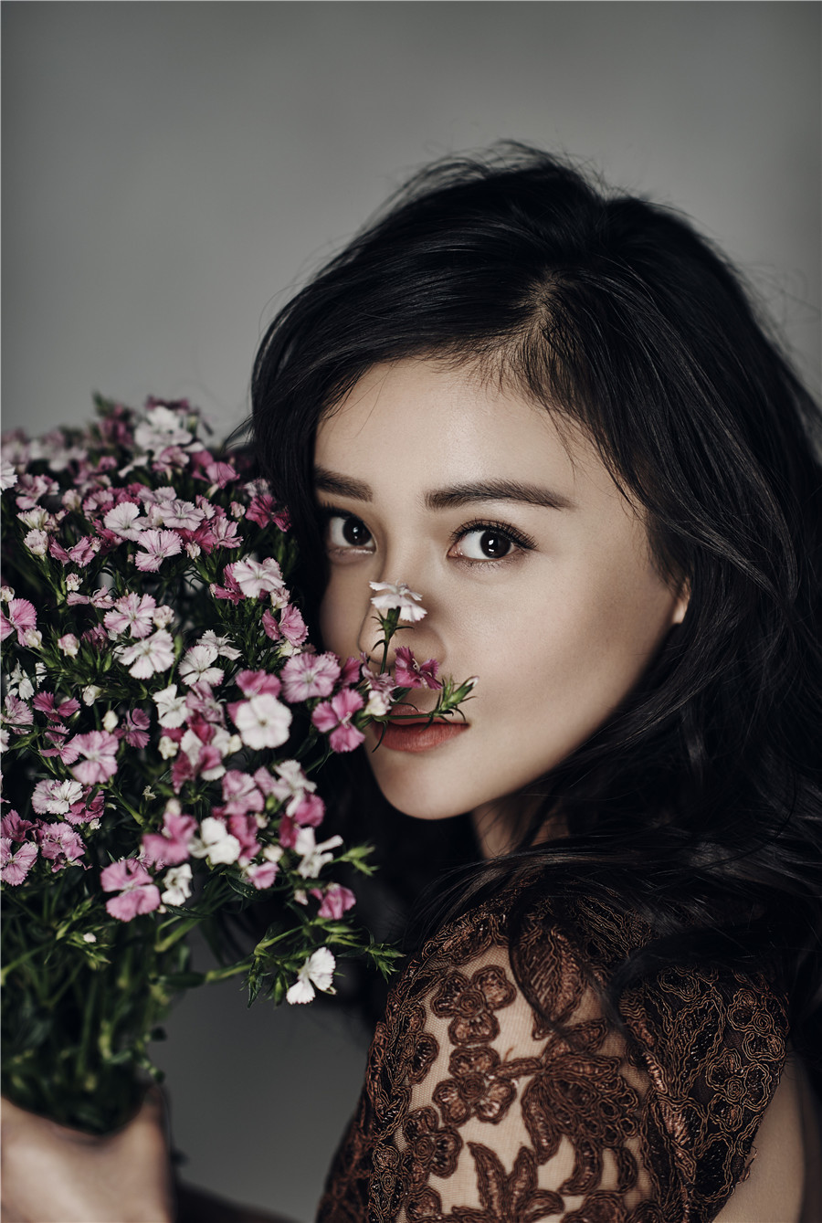 组图:袁姗姗新写真秀美背 人比花娇优雅迷人_高清图集_新浪网