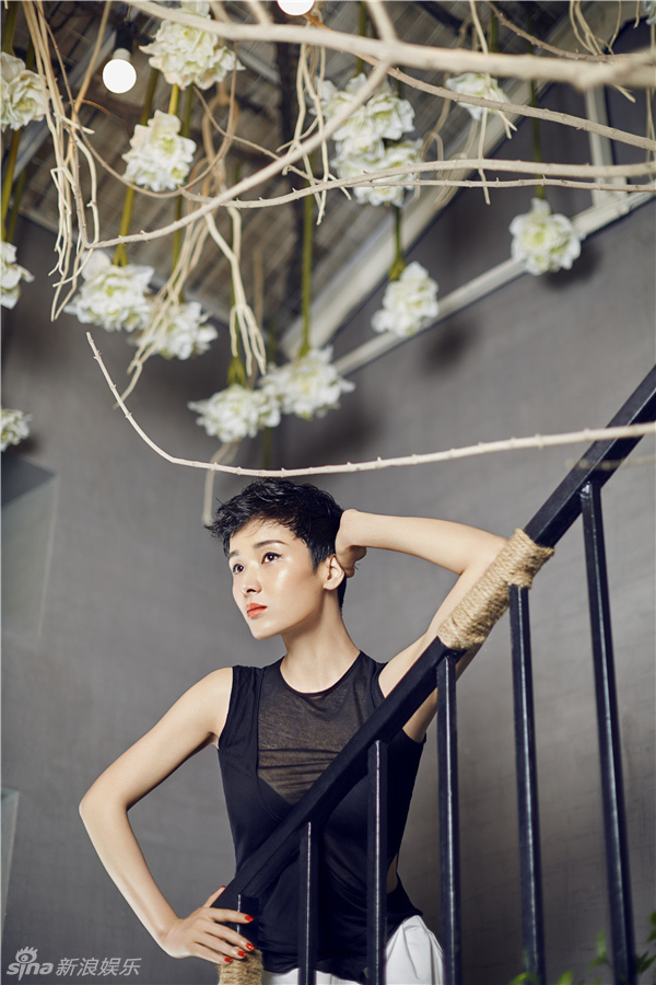 黄曼最新时尚大片曝光 优雅性感知性迷人