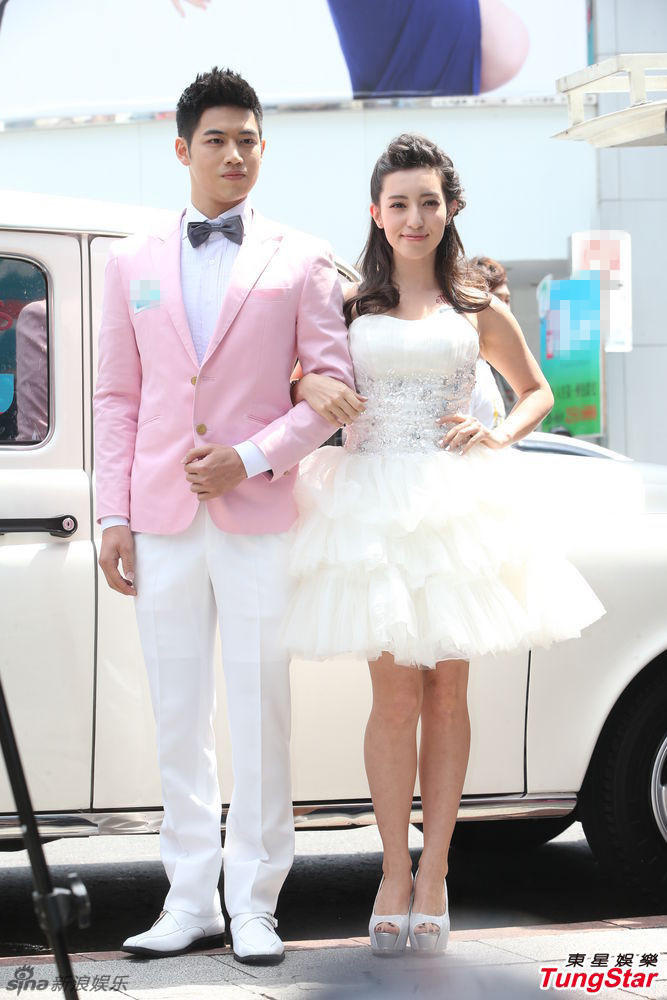 新浪娱乐讯 歌手lara(梁心颐)妈妈日前猝逝,lara今天强忍丧母之痛出席