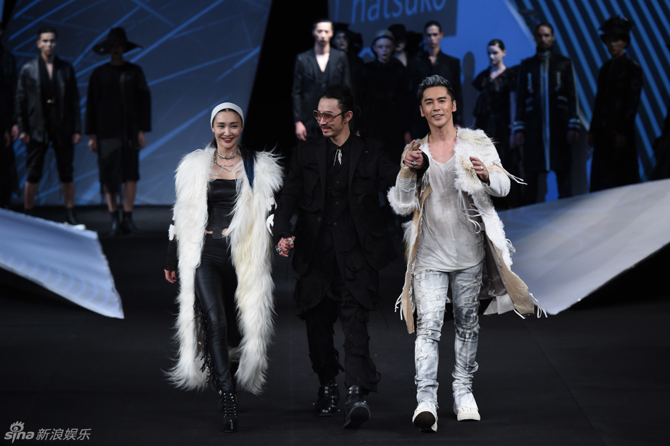 组图:黄勇携女友高高亮相看秀 甜蜜比赞_高清图集_新浪网