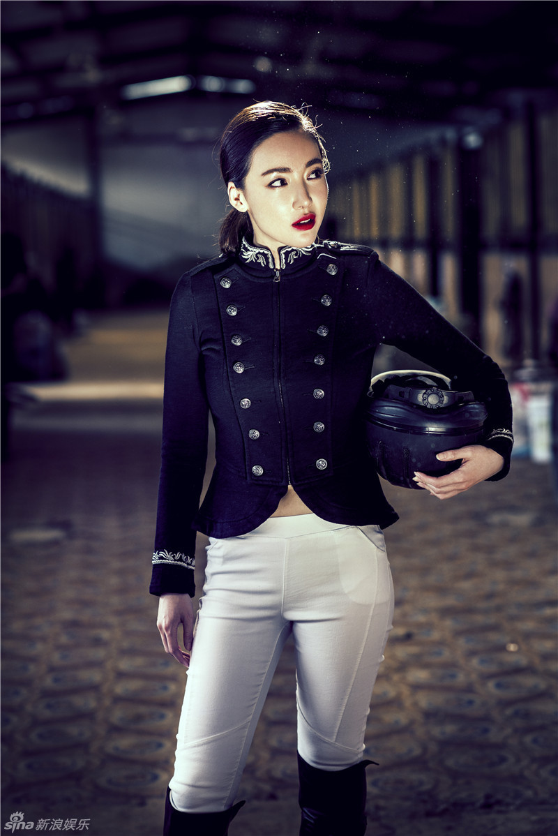 组图:叶一云马场帅气写真 展野性御姐风采