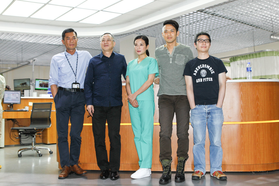 组图:《三人行》探班 钟汉良带伤赵薇演医生_高清图集_新浪网