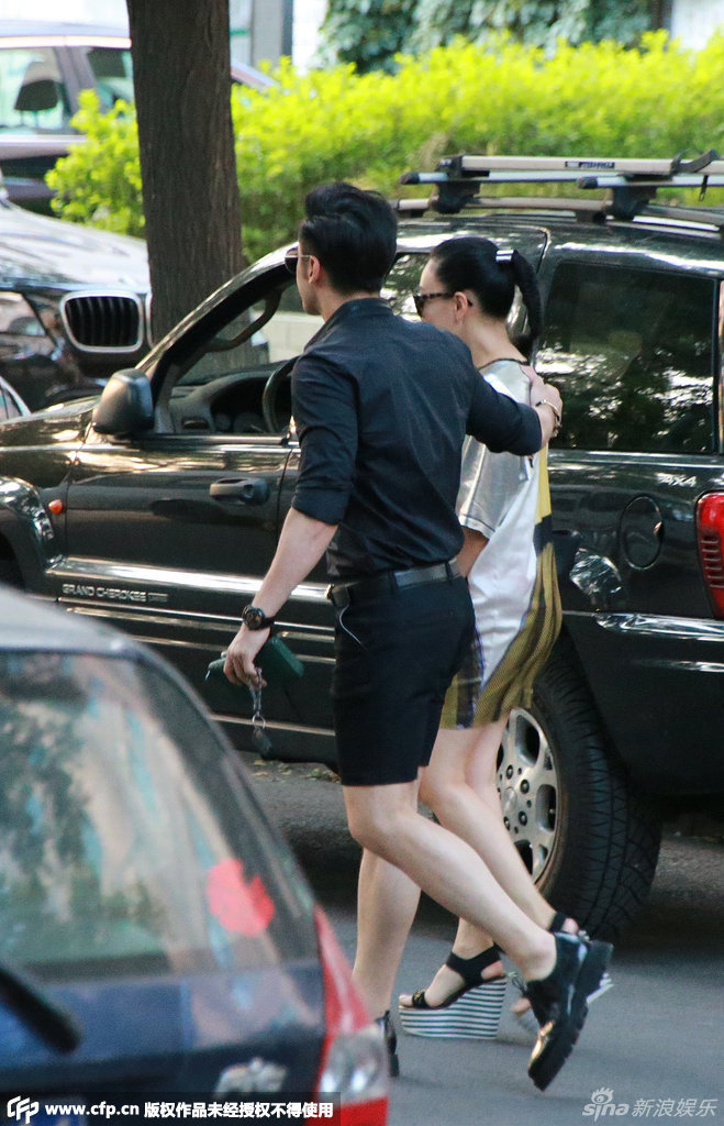 钟丽缇疑假戏真做与张伦硕挽手搭肩