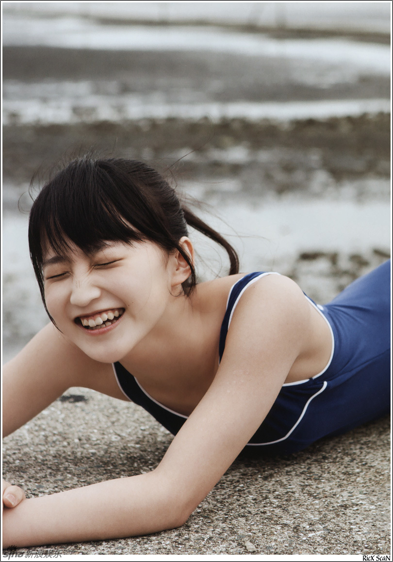 日本女星鞘师里保泳装写真 展17岁少女青涩