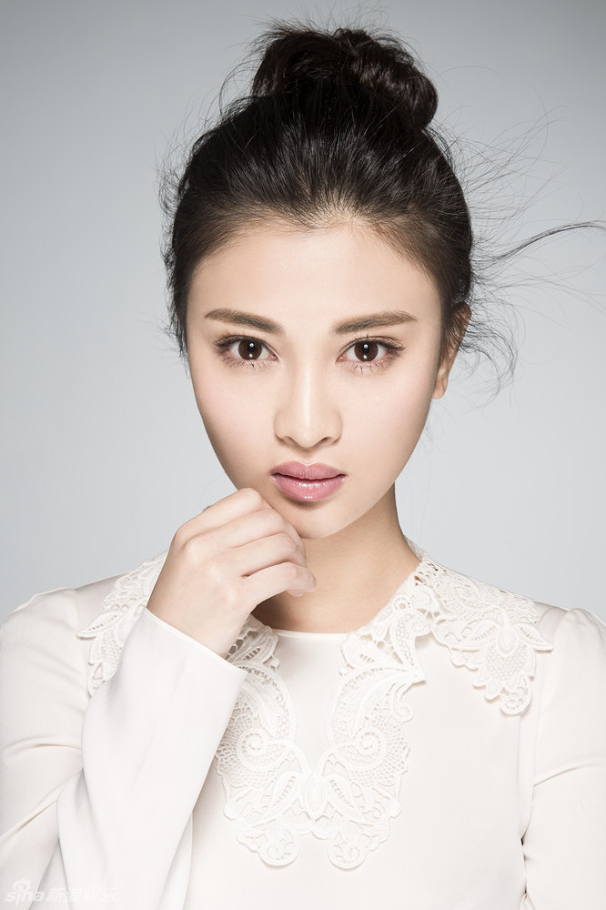 照片中的王蕊蕊甜美可人,气质清新,电眼迷人.