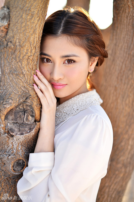 照片中的王蕊蕊甜美可人,气质清新,电眼迷人.