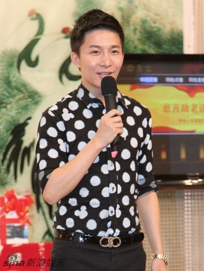 组图:主持人边策坠楼身亡 生活私照曝光人缘好_高清图集_新浪网