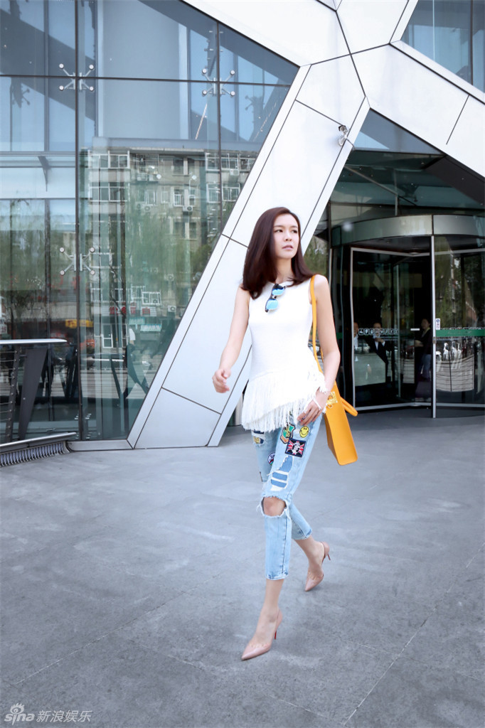 组图:李艾时尚街拍曝光 示范夏日极简潮搭_高清图集_新浪网