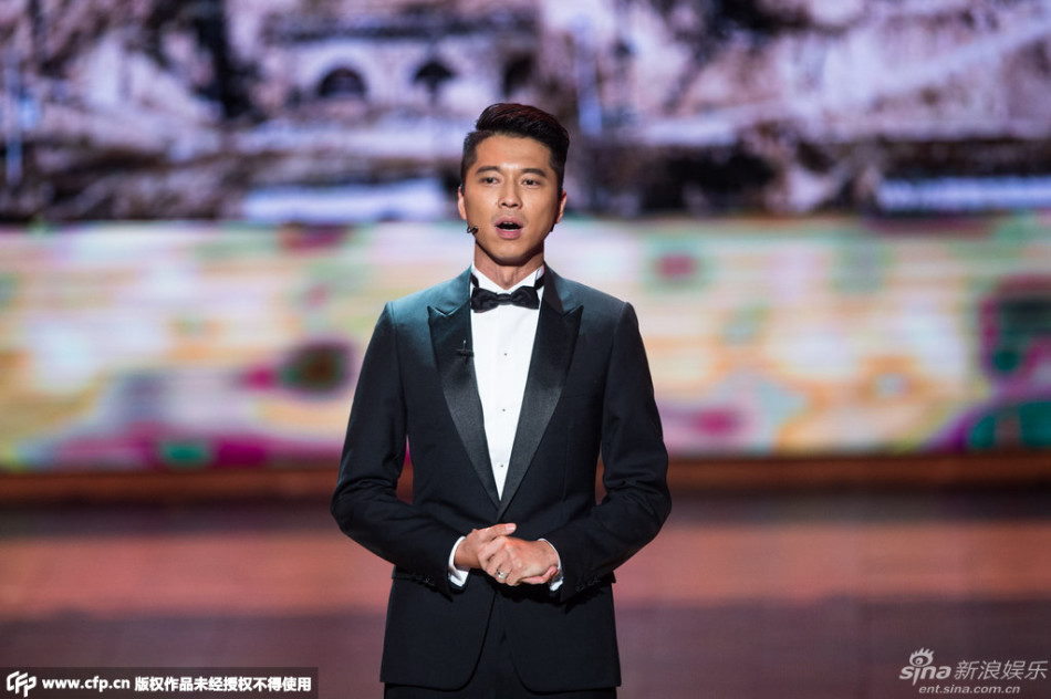 组图:《平凡的世界》男主演王雷登台演讲_高清图集_新浪网