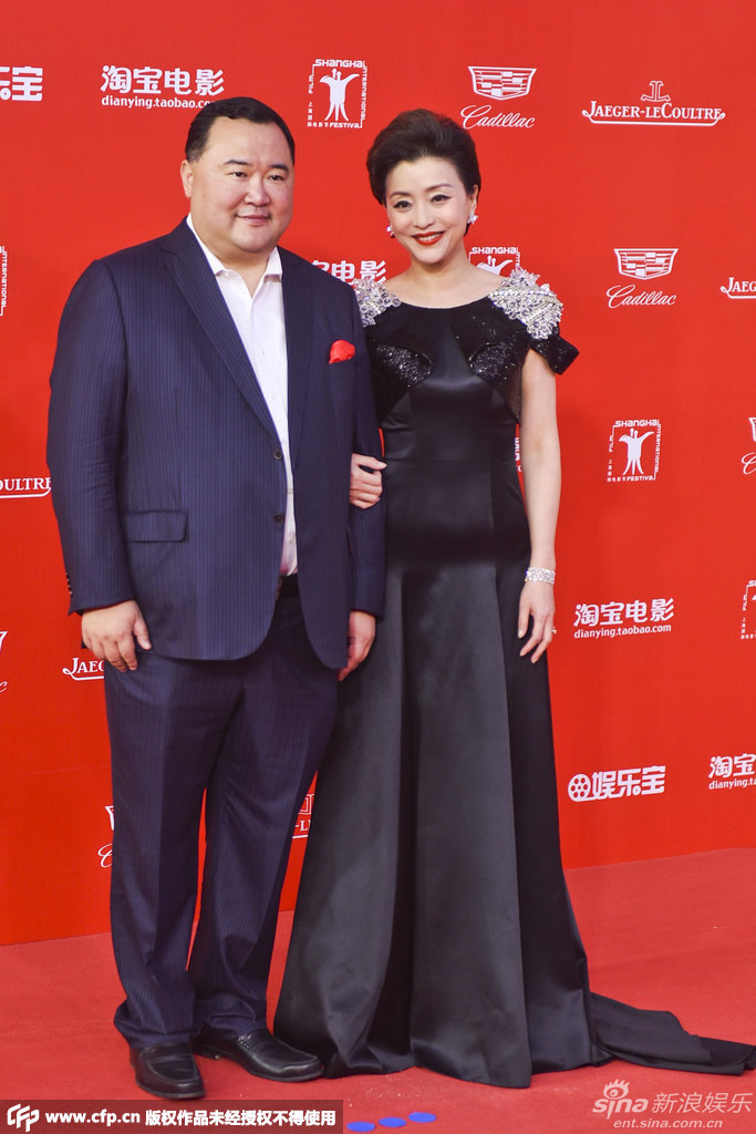 杨澜夫妇甜蜜挽手