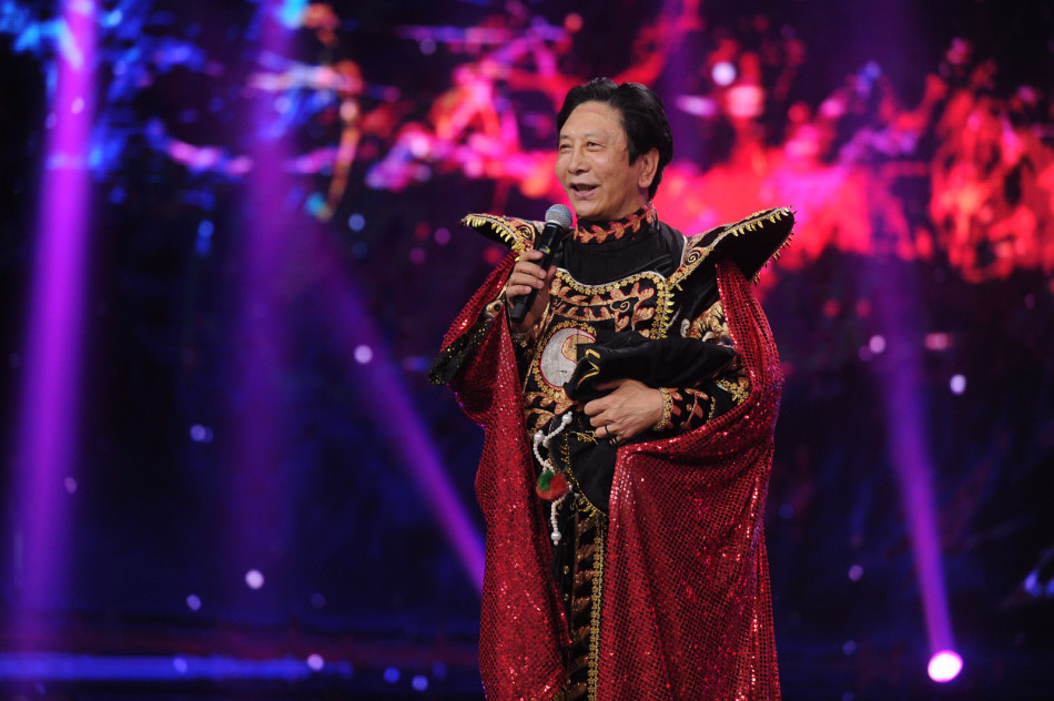 1 / 8 新浪娱乐讯 在节目中,川剧变脸大师彭登怀自曝收刘德华为徒