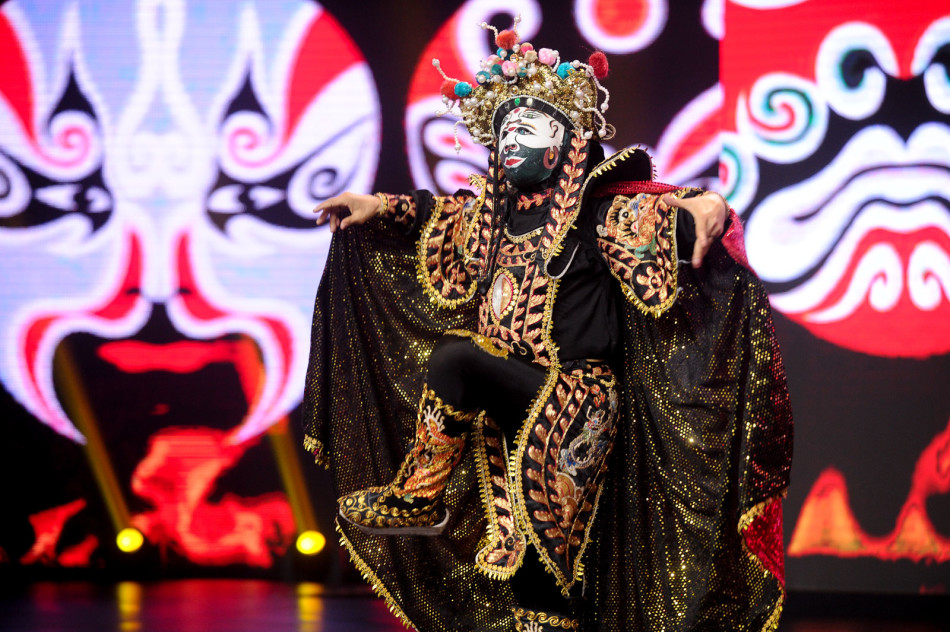 新浪娱乐讯 在节目中,川剧变脸大师彭登怀自曝收刘德华为徒,不料却将