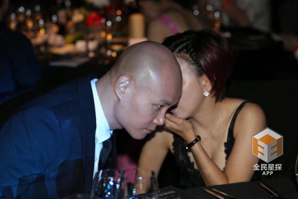 组图:乐嘉懒理醉酒事件影响 与美女亲密咬耳朵_高清图集_新浪网