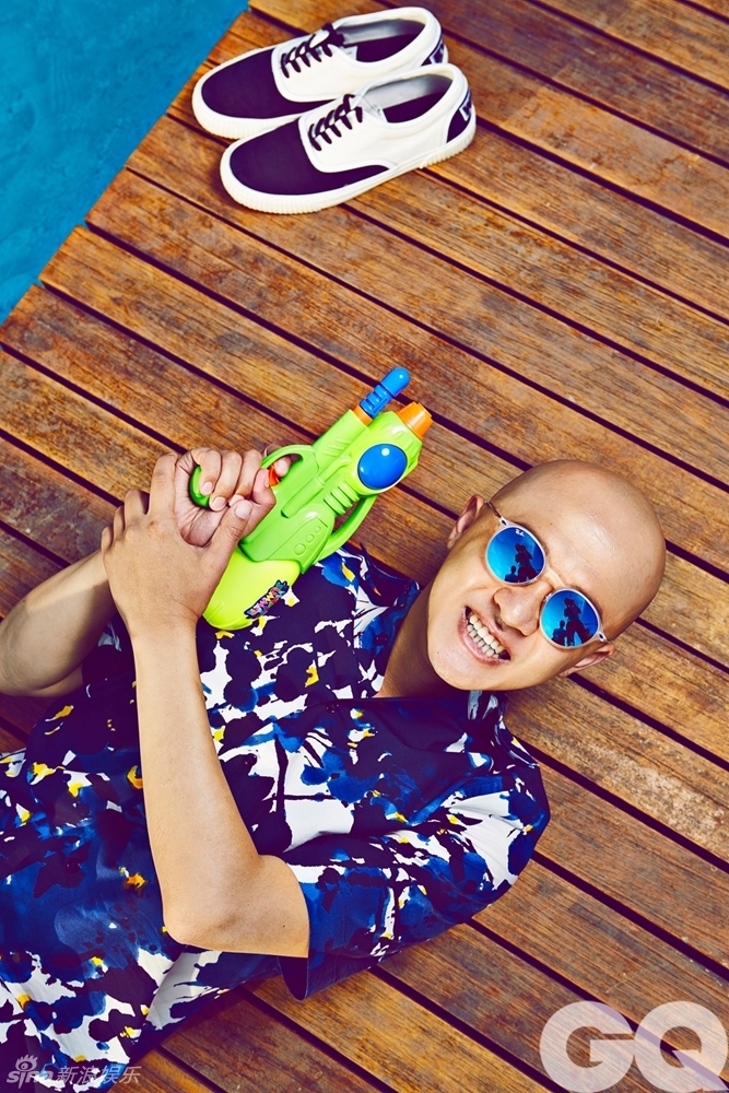 组图:包贝尔纹身hellokitty 雨中帅气跳跃_高清图集_新浪网