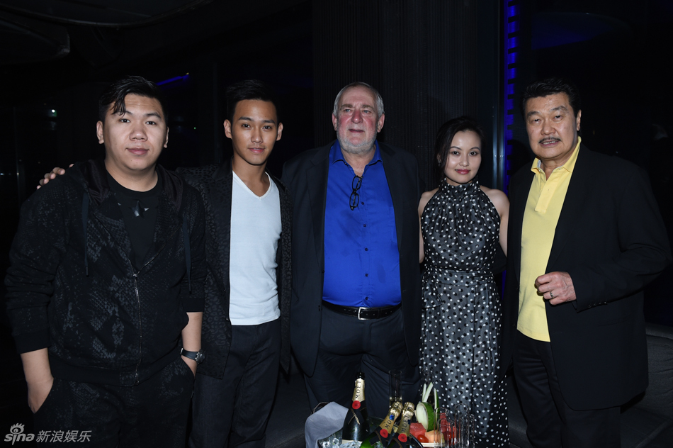 组图:黄锦燊携儿子现身 西装革履帅气十足_高清图集_新浪网