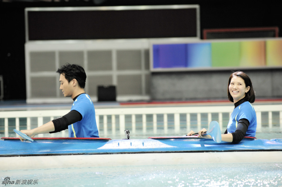 张智霖看球袁咏仪看帅哥