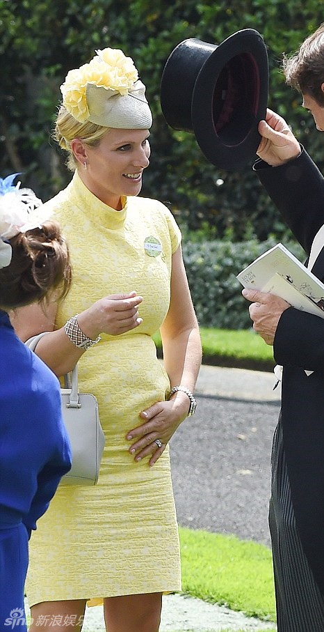 王室再添喜?萨拉公主似怀孕腹部凸起明显