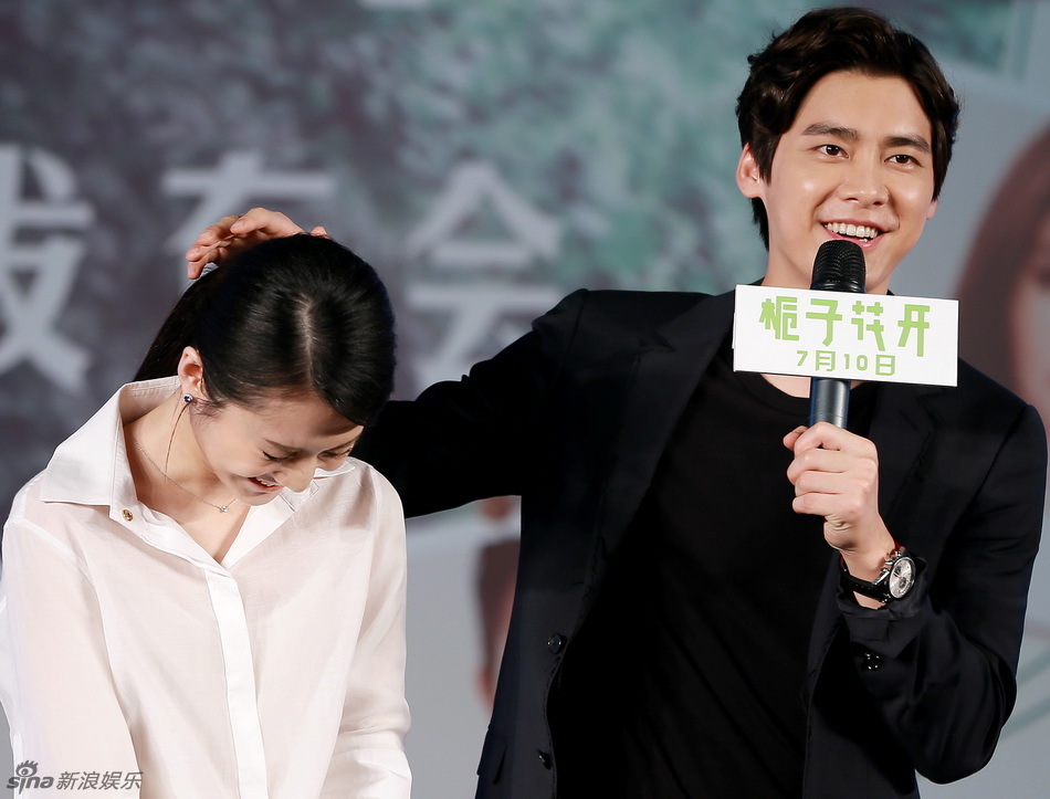 李易峰摸张慧雯头