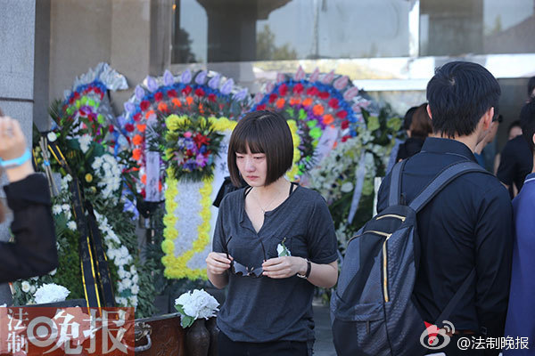 组图:边策追悼会 蒋小涵送别情绪悲痛_高清图集_新浪网