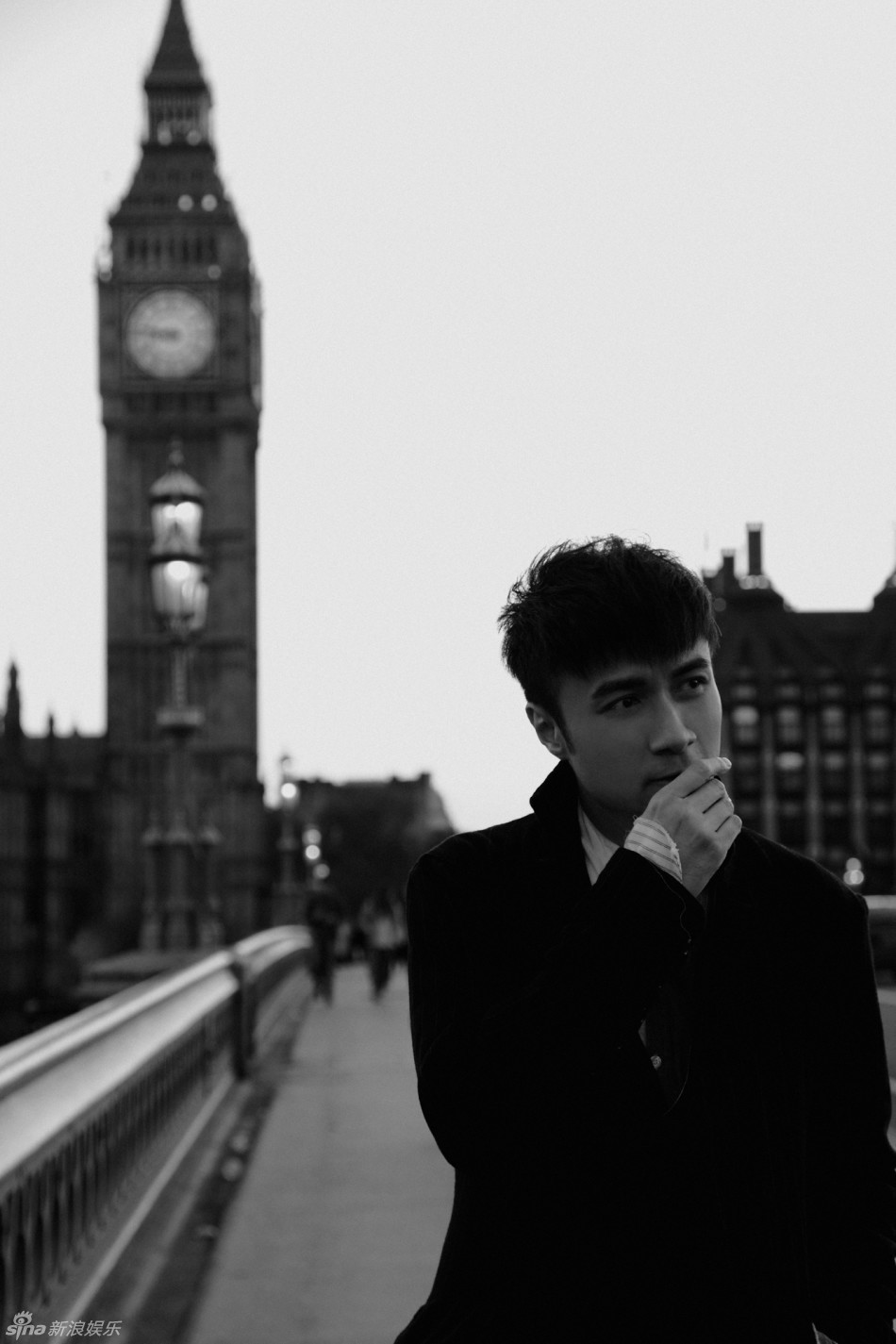 组图:古巨基《我们》伦敦拍摄 牵18岁嫩模