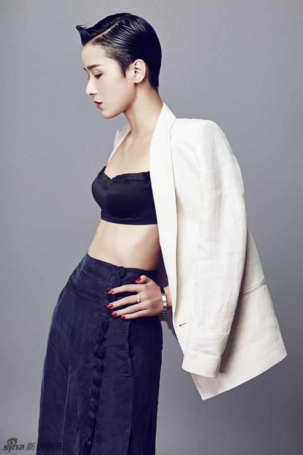 组图:黄曼大秀美腿小露香肩 性感写真大曝光_高清图集_新浪网