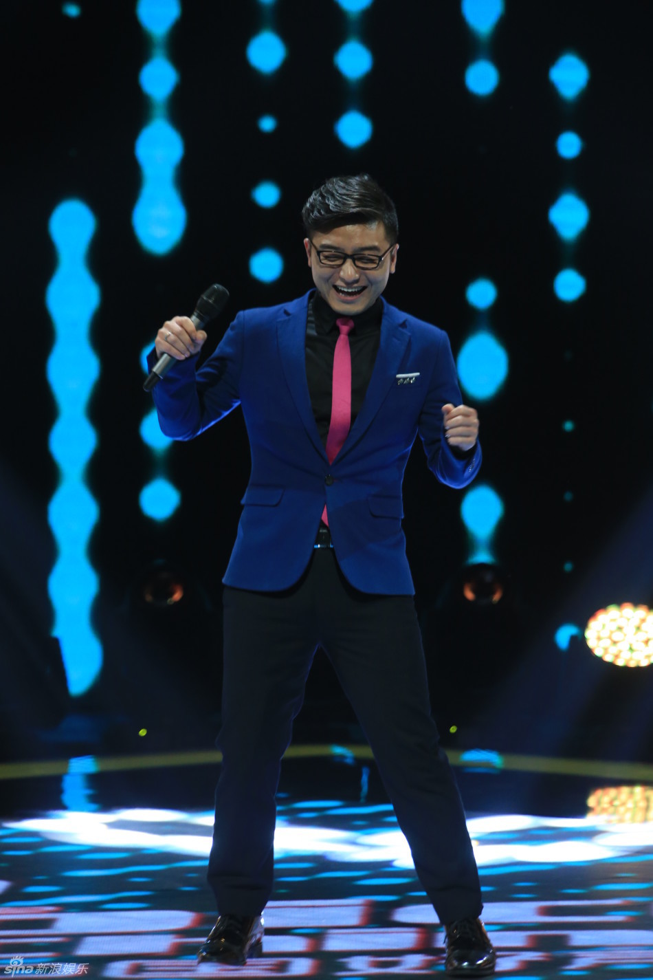 周董和哈林也"很给面子"地转过身来,见到的正是机智幽默的主持人沈南