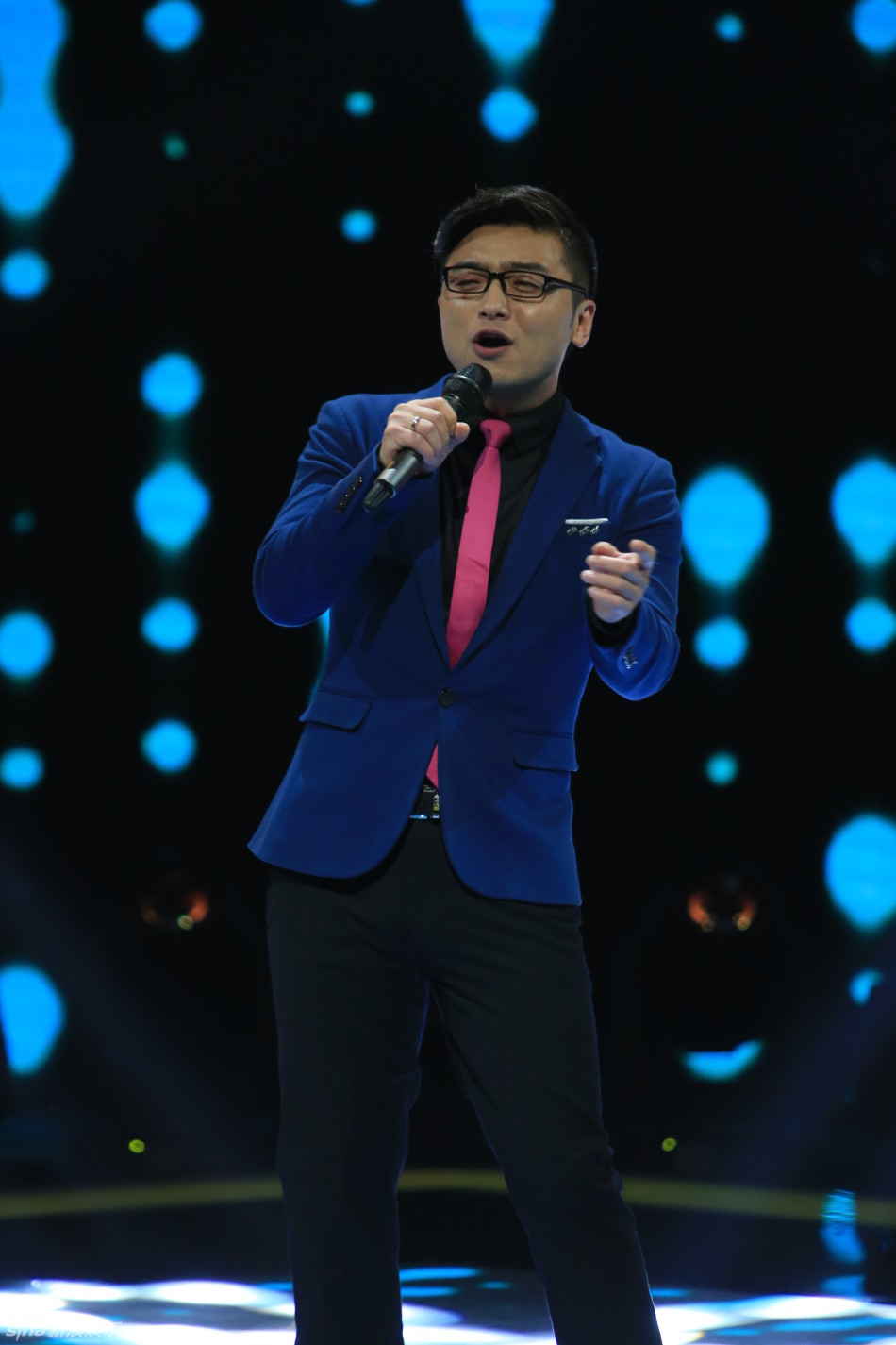 周董和哈林也"很给面子"地转过身来,见到的正是机智幽默的主持人沈南