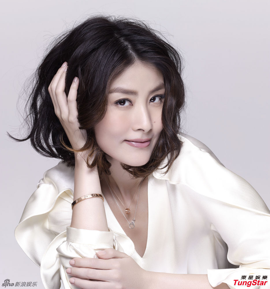 陈慧琳再披婚纱秀性感 潮妈短发清爽